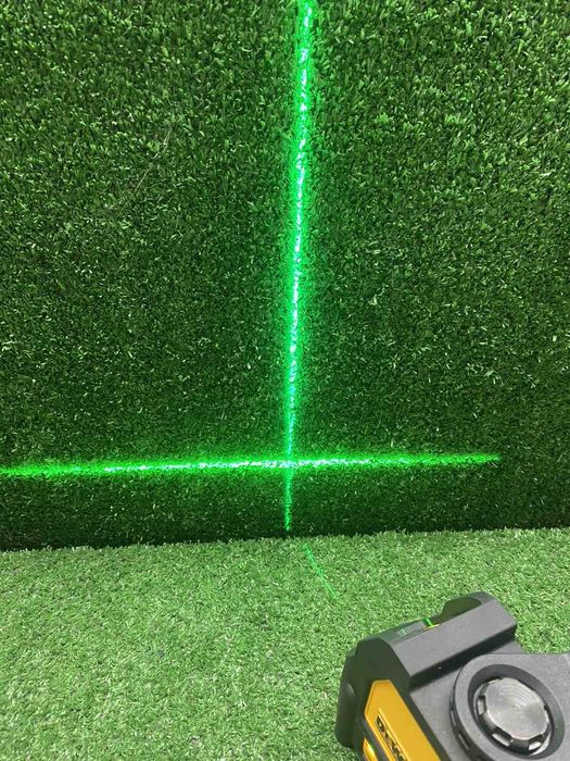 Чисто нов лазерен нивелир на DeWALT DW088CG със стойка