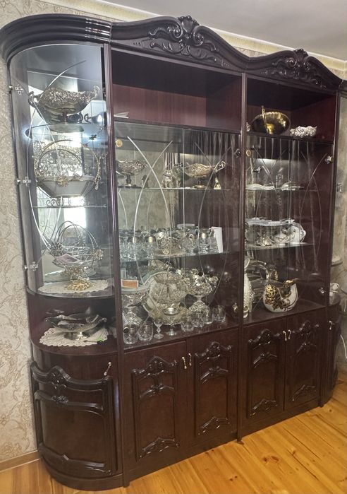 Сервант - витрина, в хорошем состоянии