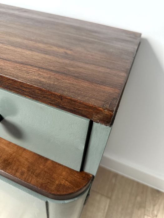 Реставрирани нощни шкафчета