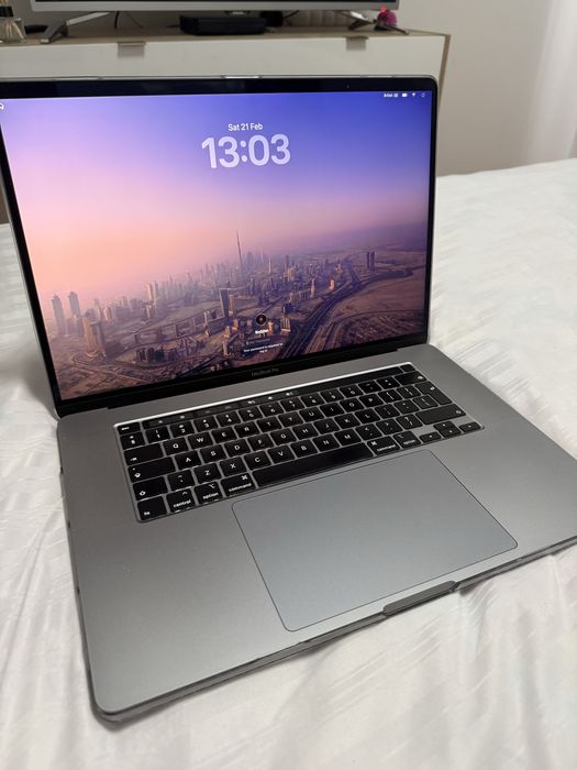 Vând MacBook Pro 16” i9 (touchbar)