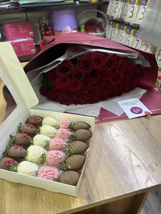 Клубника в шоколаде с цветами