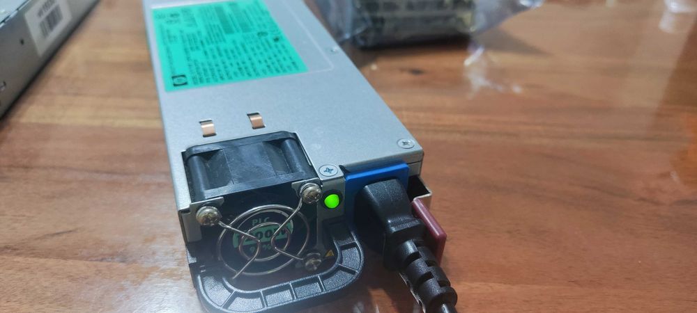 Продавам работещи сървърни захранване HP 1200W