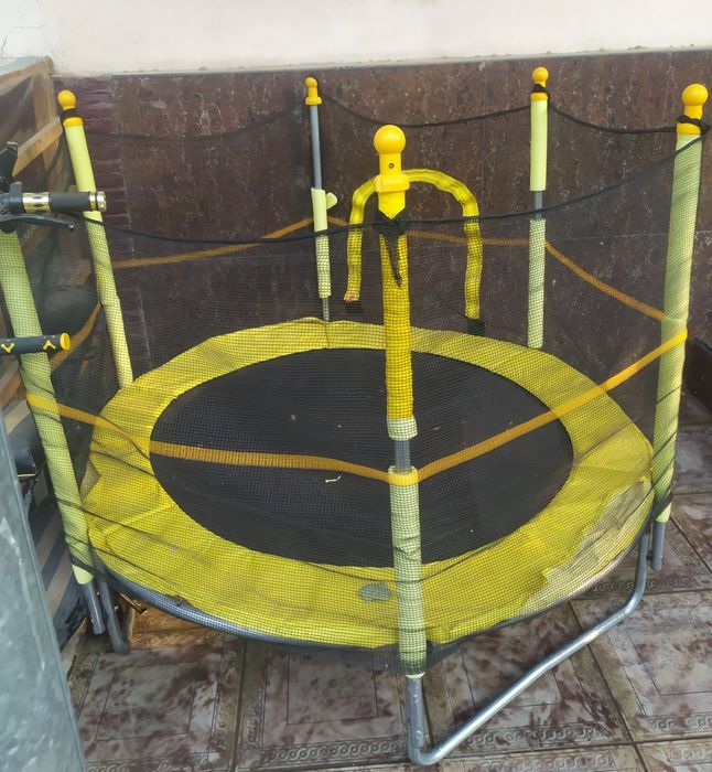 Срочно продаем современный мини батут для детей до 7 лет.