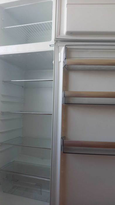 Продавам хладилник "АЕG" с отделна камера - НОВ!