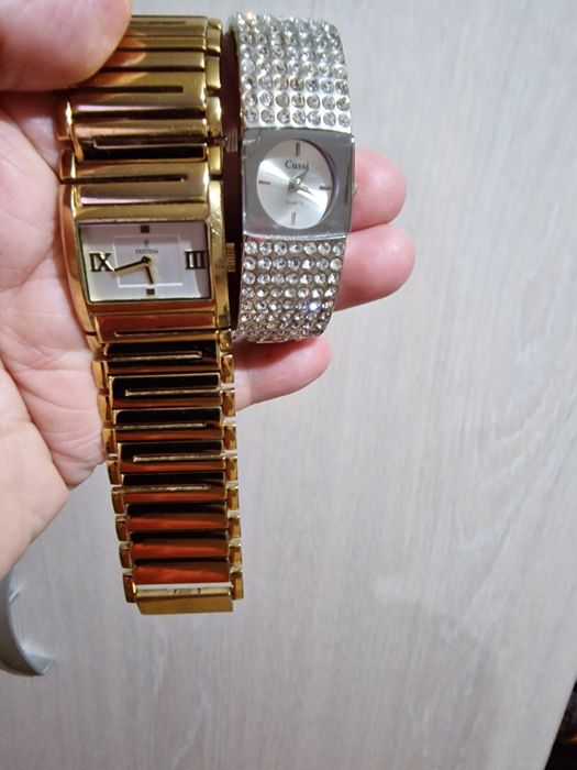 Ceasuri de mana puțin purtate.