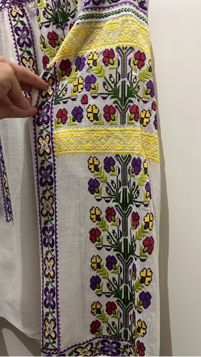 Ie din batist , ie traditionala