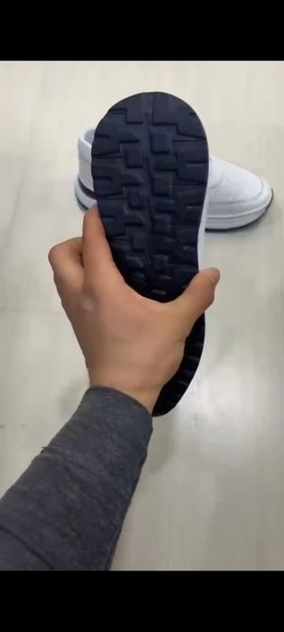 Продам мужские кроссовки