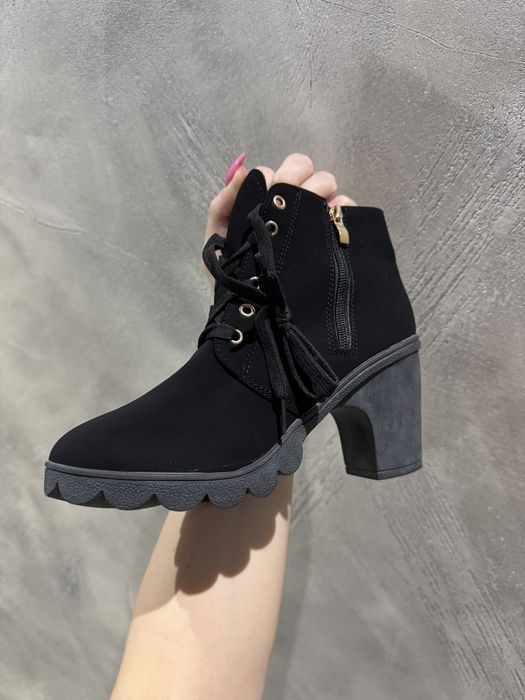 Кожени и велурени дамски боти