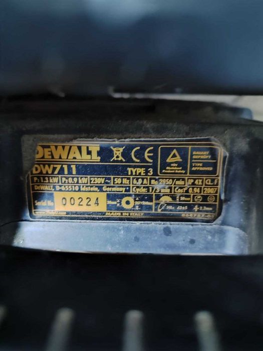 Торцовочная пила DeWALT DW711