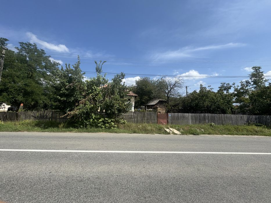 Teren 2.400 mp cu casă bătrânească, utilități și deschidere mare la drum.