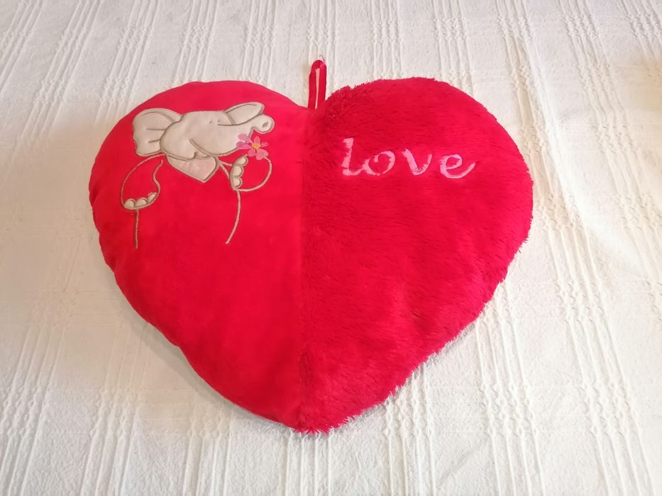 Възглавница плюшена в червено 48 на 40