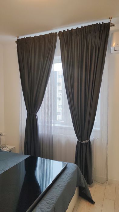 Vând dormitor cu dresing, pat cu saltea, husă,  2 noptiere și 2 veioze