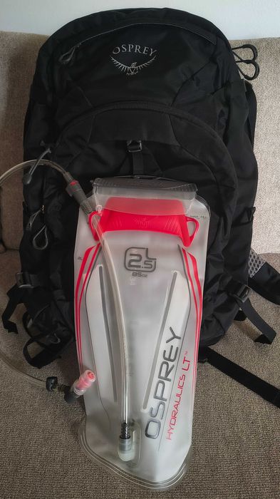 Osprey - Manta 34, black, with unused 2.5 L reservoir included.