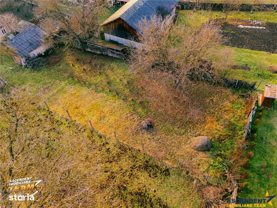 Teren roditor de peste 1.000mp cu casa traditionala, Sanzaieni, Covasn