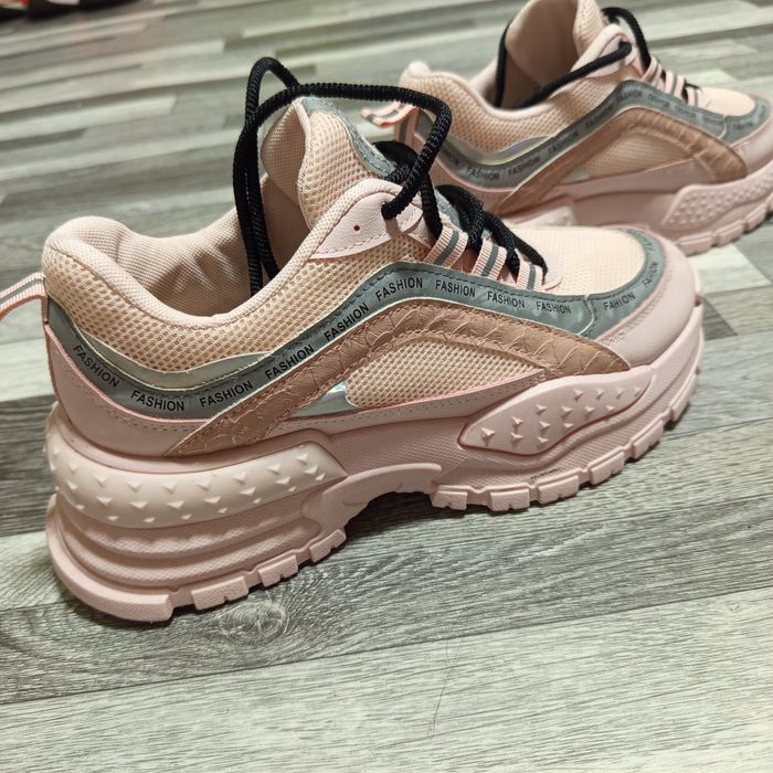 Продам розовые кроссовки