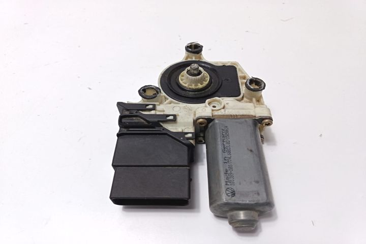 Motoras geam stanga spate  9776101439203 Volkswagen VW Golf a 4-a gen