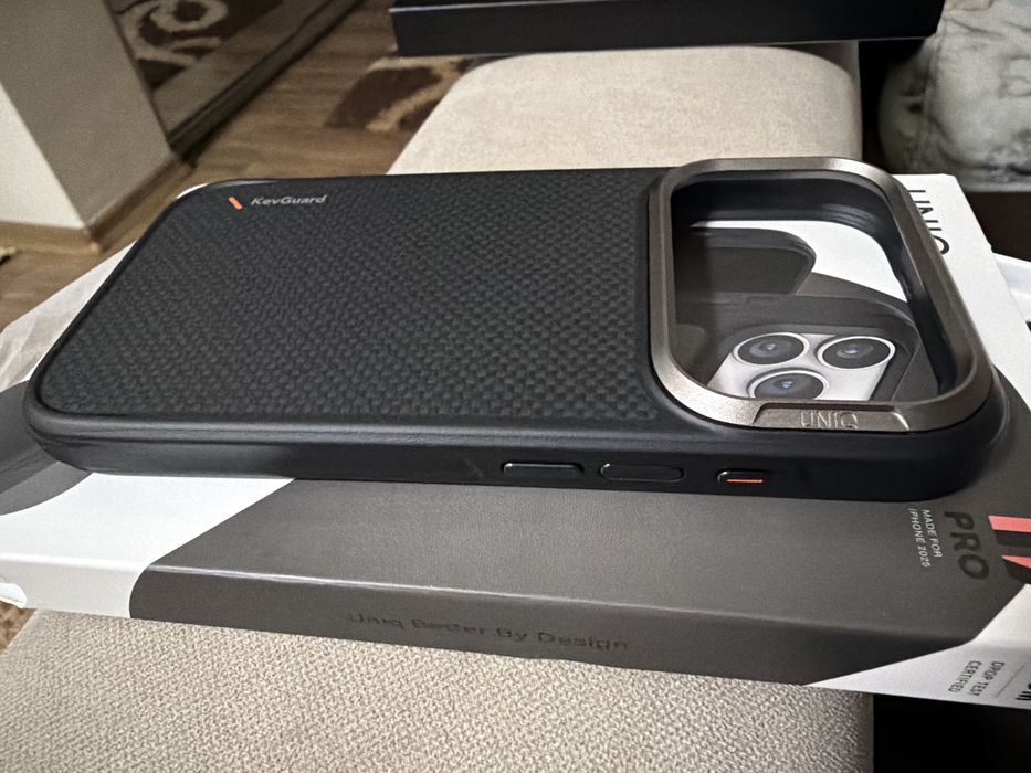 Carcasa husa UNIQ Keva cu MagClick compatibila cu iPhone 17 Pro, Negru