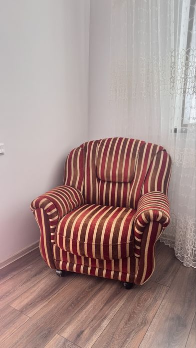 Продается диван  с 2 креслами