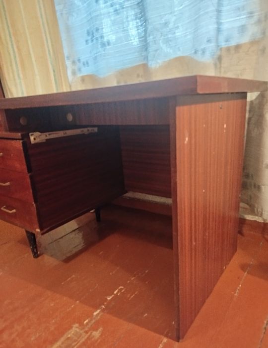 Письменный стол.