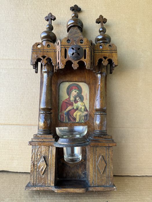 Дърворезба, старинен домашен иконостас с кандило , икона