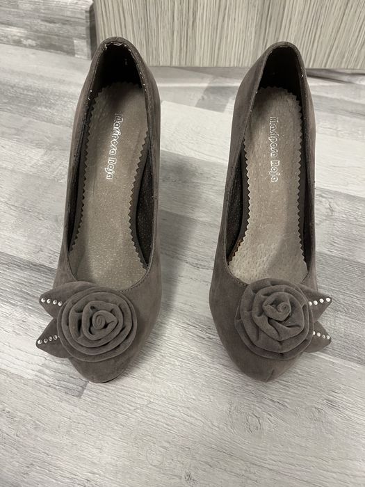 Tocuri cu talpa rosie