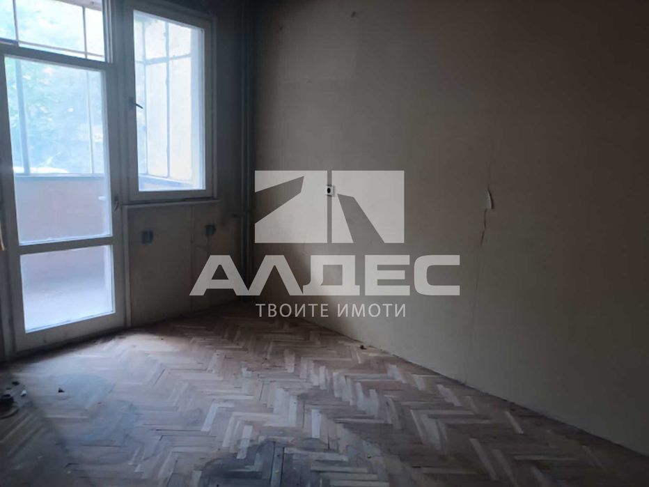 Продава се партерен тристаен ап. в Мед. Академия!