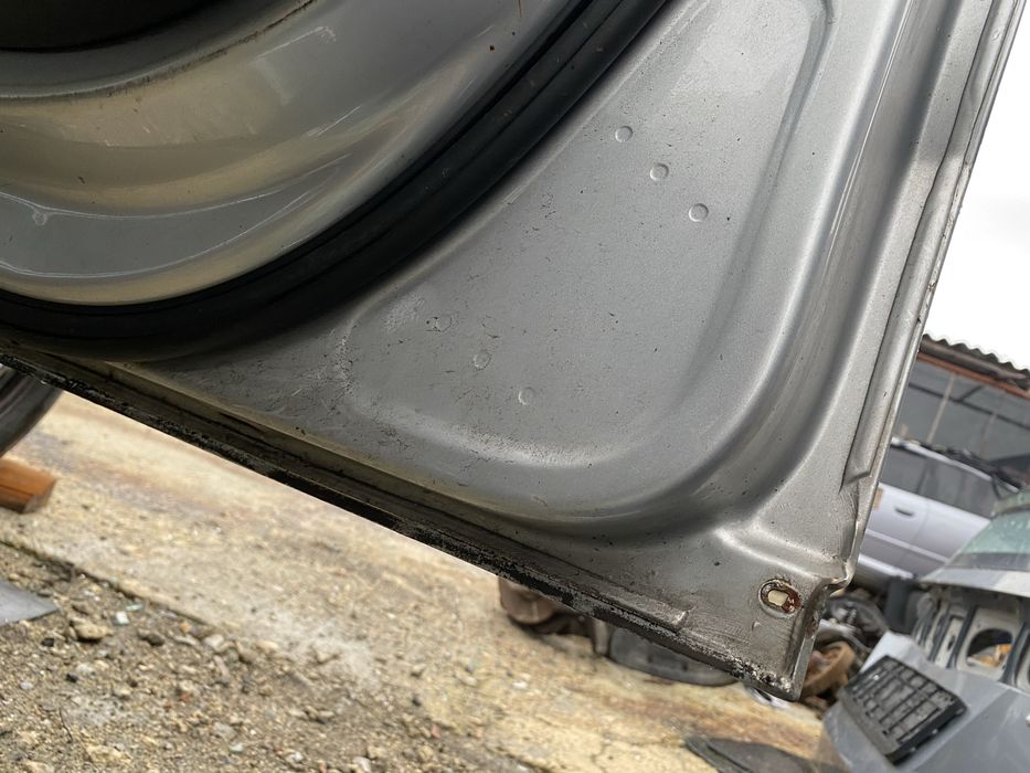 Предна дясна врата пасат б6 2008г перфектна светло сива