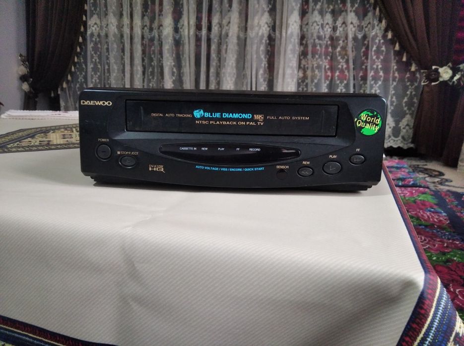 Видеомагнитафон сотилади