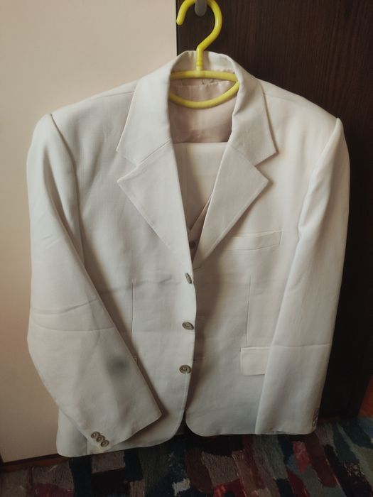Костюм тройка  мужской молочного цвета