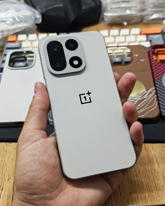 Продаю OnePlus 15 телефон