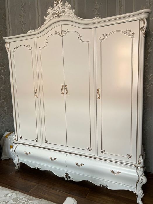 Спальный гарнитур из дерева.