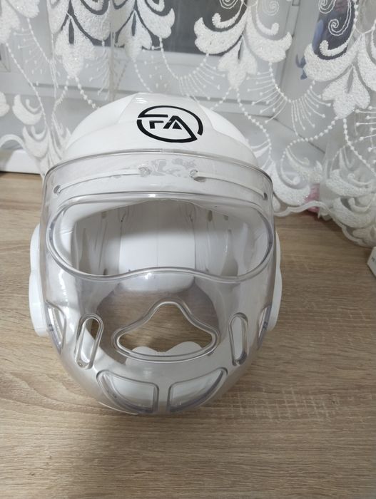 Продам белый  Шлем для таеквондо