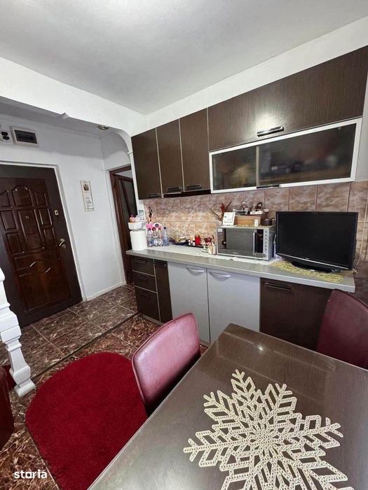 De vanzare apartament cu 2 camere si balcon, mobilat si utilat, 50000e