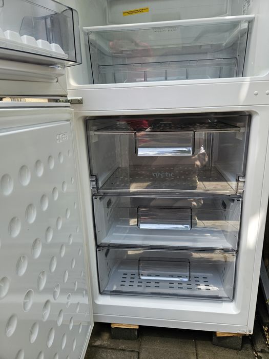 Vând frigider Arctic cu congelator – 240 L, înălțime 1,85 m