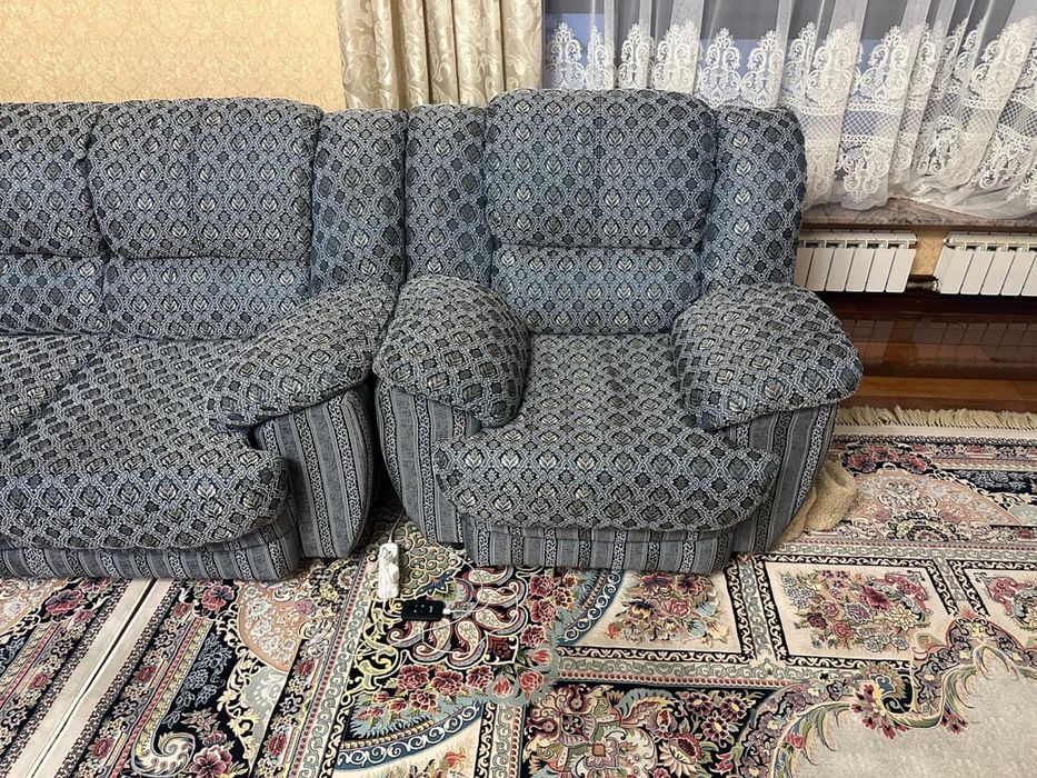 Продам угловой диван с креслом