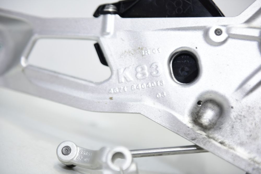 BMW K83 F900R Footrest Hanger stânga 46718404013 suport pentru