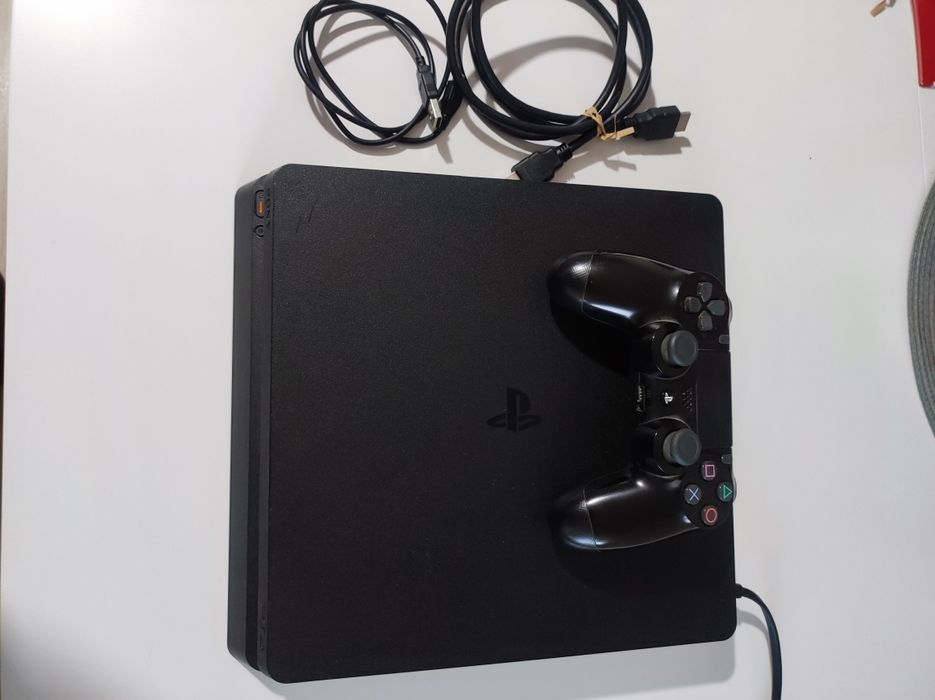 Vând PlayStation 4 slim