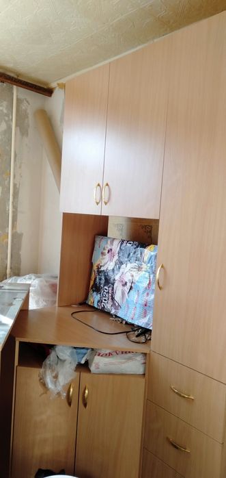 Продам шкафы и стол .