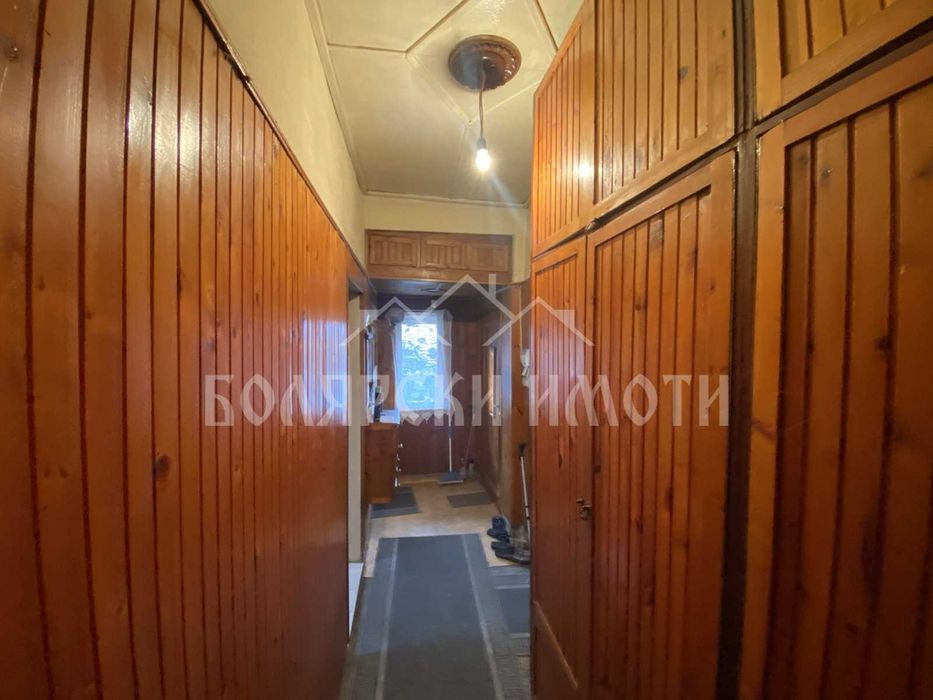 Масивна къща с гараж в с. Самоводене