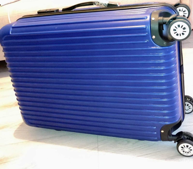 Продам чемодан дорожный