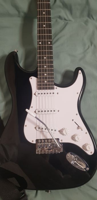 Продам электро гитару б/у