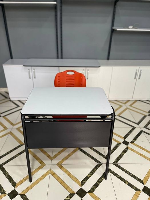 Школьные парты в нейтральных цветах и стулья красочных цветов.