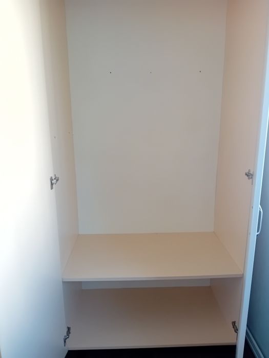Vând dulap cu 3 usi,comoda 4 sertare și birou