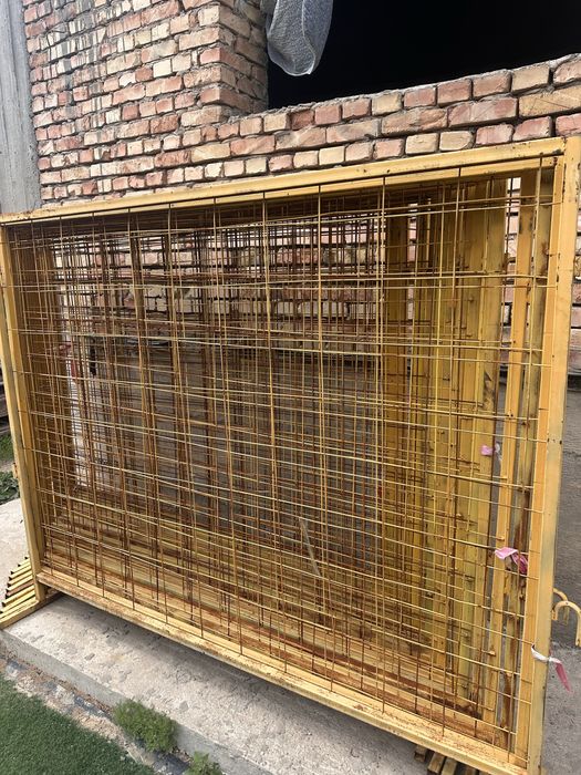 Переносное дорожное ограждение сетчатого типа