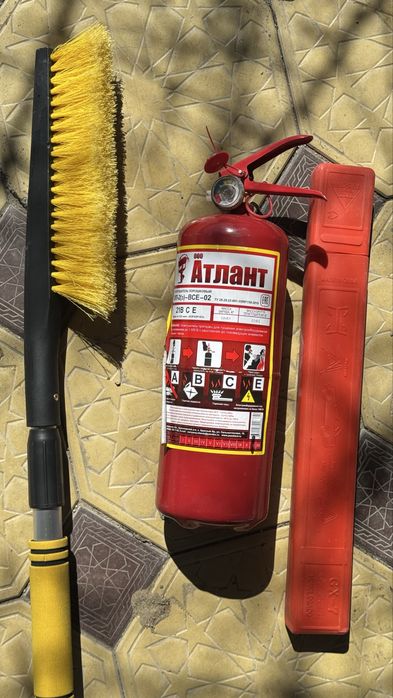 Продам набор (огнетушитель, авариний знак, щетка)