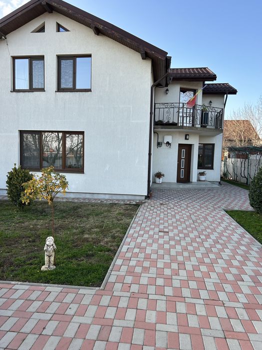 Vind casa zona damila la intrare in carter.