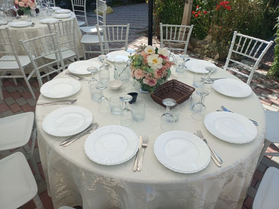 Inchiriez pentru evenimente mese,scaune,corturi,vesela