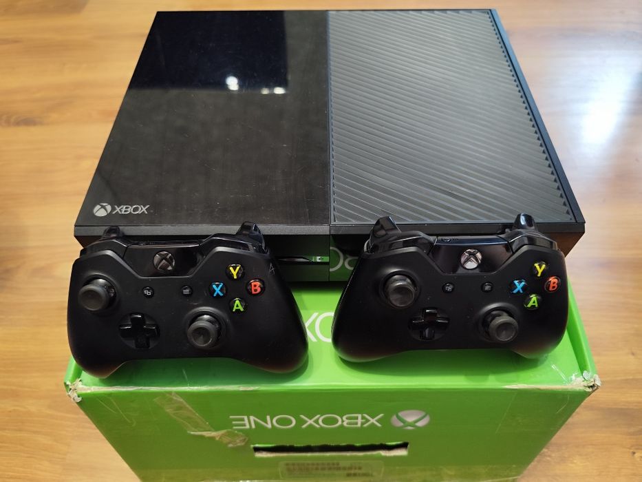 Срочно! Xbox One + 2 геймпада + игра