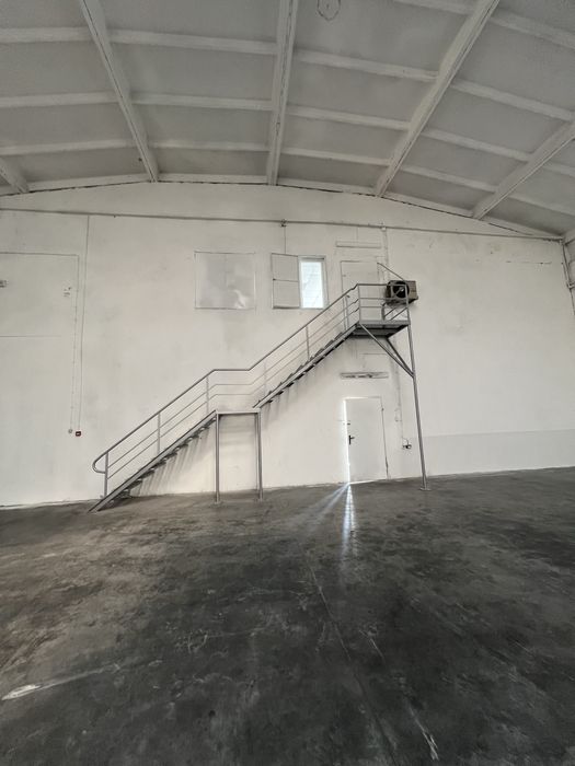 Дава се под наем Промишлена сграда в Русе, Промишлена зона - Изток - 579 кв.м за 1650 € - Снимка #2