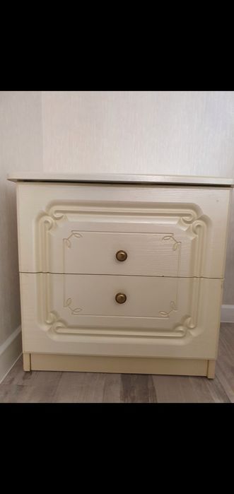 Кровать с матрасом, комод с зеркалом.